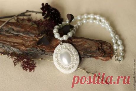 Купить Ожерелье из жемчуга с медальоном - белый, Ожерелье ручной работы, ожерелье из жемчуга, ожерелье с подвеской