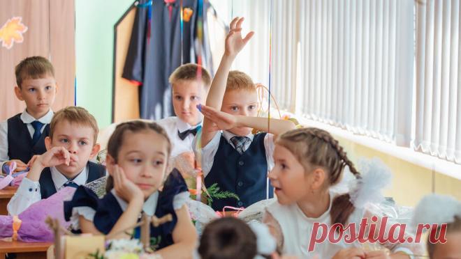 Эксперт объяснил, сколько учеников должно быть в школьном классе. Количество учеников в школьном классе определяется нормативами площади — от 3,5 до 6 квадратных метров на одного ребенка в зависимости от типа помещения. Об этом РИА Новости сообщил директор Лицея Московского педагогического ...