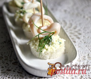 Канапе с кальмаром Очень вкусные маленькие бутербродики-канапе. Отличная закуска для праздничного стола. Будут востребованы на корпоративной или пивной вечеринке. Хлеб тостовый — 1 шт; Яйцо куриное (вареное) — 4 шт; Плавленный сырок — 1 шт; Чеснок — 1 зуб.; Петрушка (несколько веточек) ; Майонез ; Кольца кальмара в масле — 1 бан.; Перец черный (мельница) ; Укроп (для украшения) ;