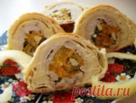 Мясной рулет в слоеном тесте с курагой и орехами