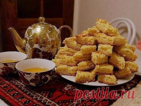 Пирожное "Каракум"

Маргарин - 200г
Сахар - 1 стакан
Мука - 1 стакан
Яйцо - 1 шт.
Сода - п/ч ложки
Соль - щепотка
Варенье

Яйцо перемешать с сахаром. Маргарин растопить и перемешать вместе с сахаром и яйцом. Высыпать муку, добавить соду и соль, перемешать. Тесто получается очень эластичное. 1/4 часть теста кладем в морозилку. Остальное тесто тонким слоем равномерно руками распределяем по противню. Сверху мажем вареньем. Достаем тот кусочек из морозилки и трем его на крупно...