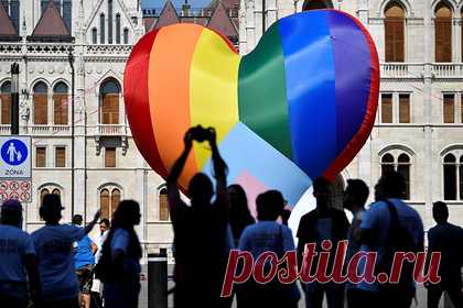 В Австралии трехлетним детям захотели разрешить выбирать гендер. Власти штата Новый Южный Уэльс в Австралии захотели разрешить детям в возрасте от трех лет самостоятельно выбирать себе гендер. Согласно рекомендациям правительства штата, трехлетним детям следует предоставить возможность выбрать то местоимение, которое они предпочтут для обращения к себе.