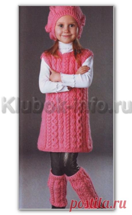 Вязание спицами. Фотогалерея детских моделей. Однотонный комплект с косами: платье-туника, берет и гетры для девочки 6-7 лет