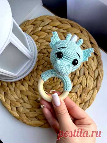 PDF Погремушка Дракоша крючком. FREE crochet pattern; Аmigurumi toy patterns. Амигуруми схемы и описания на русском. Вязаные игрушки и поделки своими руками #amimore - погремушка в виде дракона, грызунок, маленький дракончик для малышей.