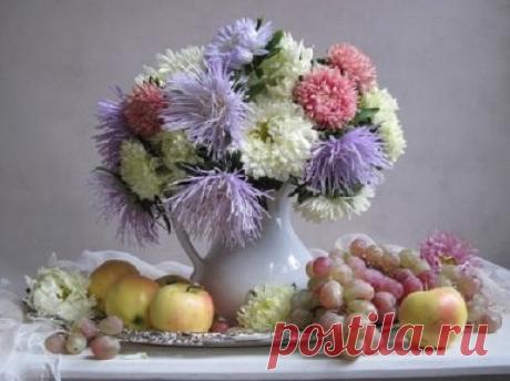 Август, август, ты последний месяц лета, скоро осень
Нам заменит слово «летний» на «осенний, золотой»,
И в зелёные деревья заберётся тихо проседь
В красно-желтой пелерине хохломою расписной.
Пожелтеют все берёзы, раскраснеются осины,
Клён багряною листвою принарядится на бал,
Станет лес неповторимым, по-осеннему красивым,
К нам придёт царица-осень – ярких листьев карнавал.
Шаламов А.