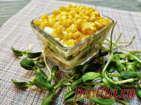 Салат из курицы с ананасами и кукурузой 🥗

Ингредиенты на 4 порции
Куриное яйцо — 2 штуки
Майонезпо вкусу
Консервированная кукуруза — 1 банка
Консервированный ананас — 380 г
Огурцы — 2 штуки
Куриное филе — 300 г

Инструкция приготовления‍
Время — 40 минут

1. Куриное филе отварить и разделить на волокна или нарезать мелкими кубиками. Огурец порезать соломкой, яйца сварить вкрутую и мелко порубить.

2. Салатник лучше взять прямоугольной формы, чтобы слои получились равными...