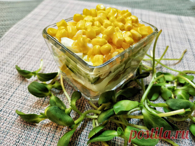 Салат из курицы с ананасами и кукурузой 🥗

Ингредиенты на 4 порции
Куриное яйцо — 2 штуки
Майонезпо вкусу
Консервированная кукуруза — 1 банка
Консервированный ананас — 380 г
Огурцы — 2 штуки
Куриное филе — 300 г

Инструкция приготовления‍
Время — 40 минут

1. Куриное филе отварить и разделить на волокна или нарезать мелкими кубиками. Огурец порезать соломкой, яйца сварить вкрутую и мелко порубить.

2. Салатник лучше взять прямоугольной формы, чтобы слои получились равными...