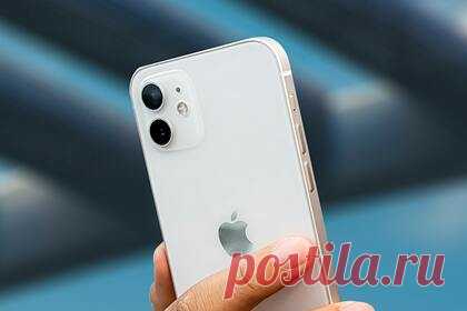 Популярный iPhone 12 резко подешевел. Стоимость востребованного на рынке смартфона Apple снизилась до рекордной отметки. К началу осени стоимость iPhone 12 с накопителем на 64 гигабайта опустилась до 56 тысяч рублей. На старте продаж популярный девайс был доступен за 80 тысяч рублей. Удешевление связано со скорым выходом iPhone 13.