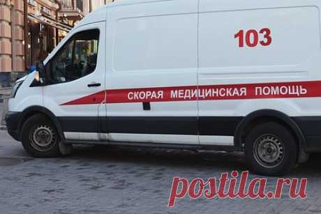 Зарезавший сотрудника скорой помощи россиянин предстанет перед судом. В Свердловской области предстанет перед судом обвиняемый в жестоком преступлении в отношении медицинского работника россиянин. 25 апреля бригада скорой медицинской помощи прибыла в один из домов города Березовский для оказания помощи женщине. Но ее муж напал с ножом на фельдшера.