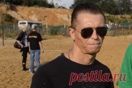 Лидера панк-группы «Плаксы» Павла Якухина до смерти забили в Балашихе. Якухин скончался в реанимации.