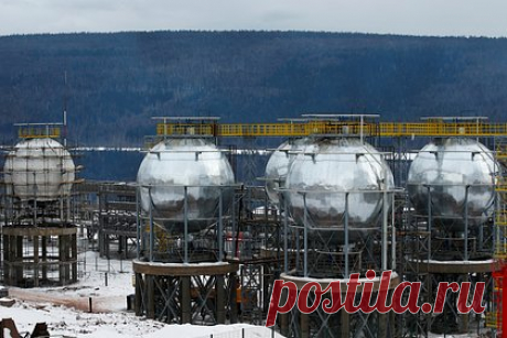 В России задумали рассчитывать нефтяные налоги по-новому. В условиях действия потолка цен на российскую нефть и появления рисков для доходов бюджета власти страны рассматривают переход на новую систему расчета нефтяных налогов, пишет «Коммерсантъ». Основной вариант — использование котировок Brent c учетом дисконта и стоимости фрахта.