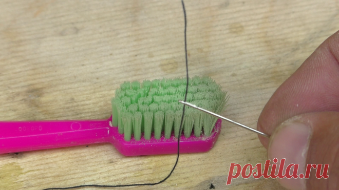 Показал своей бабуле, как вдеть нитку в иголку без очков с помощью зубной щётки | Генератор идей | Яндекс Дзен