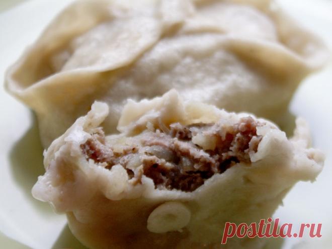 Мантышки. Упрощенный банальный вариант 
 Вообще, мне кажется, что манты тем и хороши, что во внутрь пихается мелко рубленное мясо, благодаря чему они получаются адски сочными. Но мне настолько лень ,что-то там мелко резать, что решено забо…