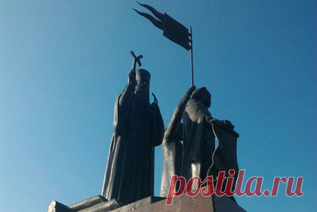 Строители повредили памятник основателям Старого Оскола. В мэрии Старого Оскола сообщили, что крест памятника основателям города повредили строители во время реконструкции Октябрьской площади. Установить виновника инцидента удалось после просмотра записей с камер видеонаблюдения. Памятник починят в течение двух дней. Расходы на восстановление лягут на подрядчика.