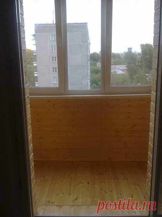 Старая новая лоджия 
Срамная лоджия была, а самое главное рама от прежних хозяев держалась на деревянных подпорках. Было принято решение устранить сие безобразие.