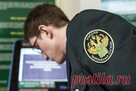 Российские власти решили не отказываться от новых пошлин. В правительстве решили до конца года не продолжать дискуссию о пересмотре списка плательщиков пошлин, привязанных к курсу рубля, которые действуют с 1 октября. В комментарии одной из компаний, просивших отменить для нее платежи, Минфин ответил, что предпосылок для корректировки нет.