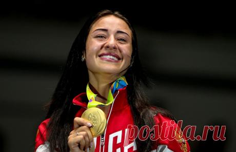 Яна Егорян. © Валерий Шарифулин/ТАСС. 
ХИМКИ /Московская область/, 19 августа. /Корр. ТАСС Иван Пучков/. Власти городского округа Химки вручили олимпийским чемпионам Рио-де-Жанейро фехтовальщикам Яне Егорян и Артуру Ахматхузину по 500 тысяч рублей, Ахматхузин также получил ключи от новой квартиры в Химках. Подробнее на ТАСС: https://tass.ru/sport/3551072  | ТАСС: Спорт - Власти Химок наградили чемпионов ОИ-2016 Егорян и Ахматхузина премией в 500 тыс. рублей