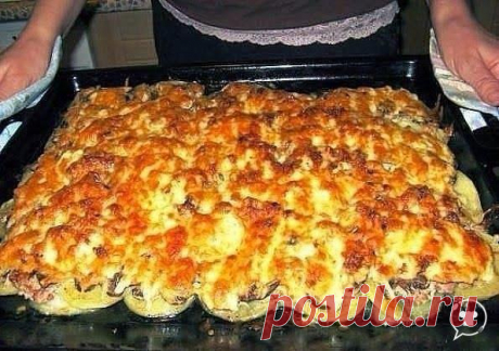 Мясо по-французски" из куриного фарша. 

Безумно вкуснo!! Быстро, легко и ОЧЕНЬ вкусно! Рецепт совсем простой. !! 

Ингредиенты: 
Фарш куриный — 300 Грамм 
Шампиньоны — 500 Грамм 
Луковица — 2-3 Штук 
Сыр — 300 Грамм 
Картофелина — 3-5 Штук 
Соль, перец — - По вкусу Количество порций: 3-4 

Приготовление: 
1.Лук чистим, нарезаем тонкими кольцами и выкладываем на слегка смазанный маслом противень. 
2.Картофель чистим, нарезаем тонкими ломтиками и выкладываем на лук. 
3.Карт...