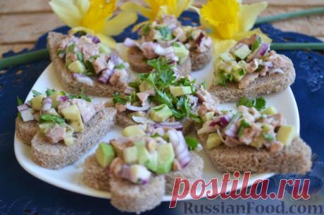 Рецепт: Тартинки с авокадо и печенью трески на RussianFood.com