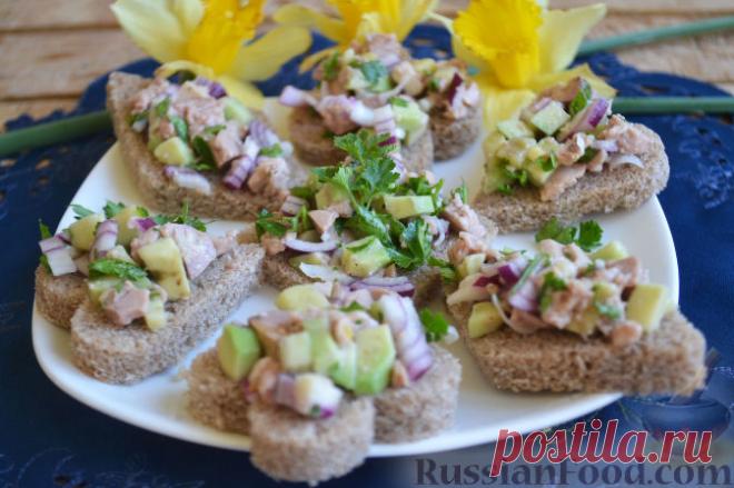 Рецепт: Тартинки с авокадо и печенью трески на RussianFood.com