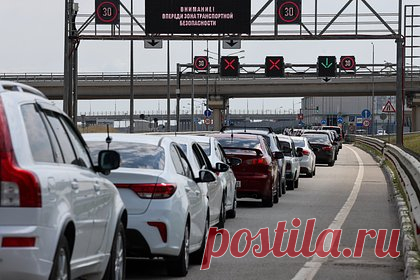 На Крымском мосту прозвучали сигналы воздушной тревоги. На Крымском мосту прозвучали оповещения о воздушной тревоге. Об этом сообщает Telegram-канал «Подъем» со ссылкой на очевидцев. По их данным, со стороны Керчи образовалась очередь из нескольких сотен автомобилей. Позднее появилась информация, что движение было возобновлено.