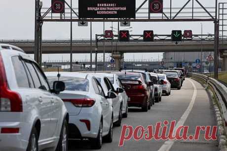 На Крымском мосту прозвучали сигналы воздушной тревоги. На Крымском мосту прозвучали оповещения о воздушной тревоге. Об этом сообщает Telegram-канал «Подъем» со ссылкой на очевидцев. По их данным, со стороны Керчи образовалась очередь из нескольких сотен автомобилей. Позднее появилась информация, что движение было возобновлено.