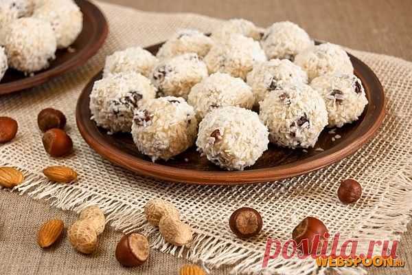 К выходным всегда хочется порадовать домашних какой-нибудь вкуснятиной. Вот такие молочно -ореховые шары можно готовить всей семьёй, вместе с детьми. Можно дать волю фантазии и использовать самые разные ингредиенты: лесные орехи или миндаль, курагу или изюм. Приятного аппетита!
