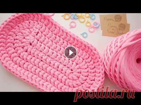 Овальный коврик из трикотажной пряжи Овальный коврик из трикотажной пряжи. На размер 60х43см понадобится 1.5 мотка (примерно 150метров) крючком 8мм. 0.40-5.30сек видео - разбор схемы, дал...