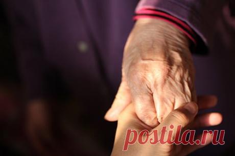 Россияне оценили возраст наступления старости. Исследователи из МГУ имени М.В. Ломоносова и Федерального научно-исследовательского социологического центра РАН провели исследование «Порог наступления старости: объективные признаки и субъективное восприятие», в рамках которого россияне оценили возраст наступления старости. Об этом передает РБК.