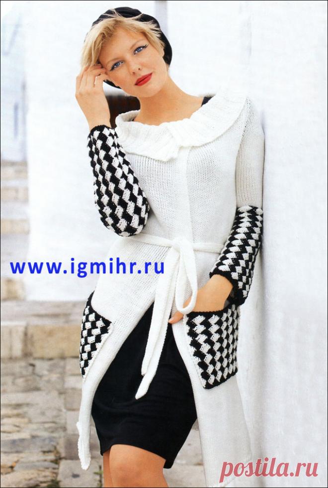 Модное белое пальто с двухцветным плетеным узором. Спицы
