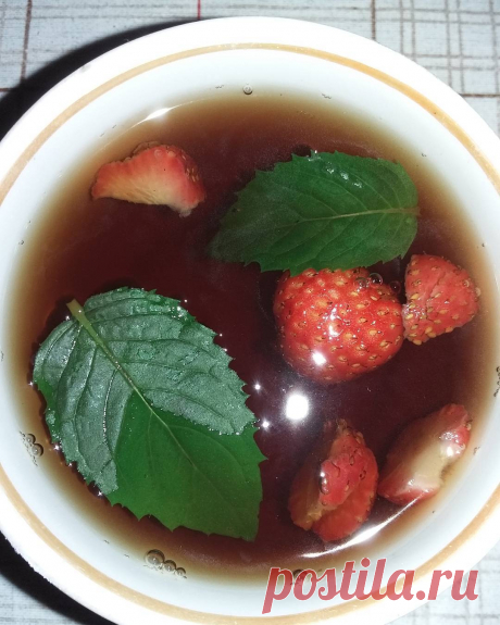 Чай с клубникой и мятой