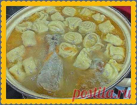 Куриный бульон с чесночными рулетиками 


Поверьте, это очень вкусно! Очень наваристый, ароматный суп!В приготовлении рулетиков ничего сложного нет, а если их приготовить заранее много и заморозить, то приготовить такой вкуснейший супчик б…