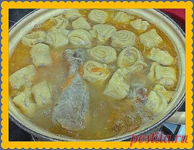 Куриный бульон с чесночными рулетиками - Простые рецепты Овкусе.ру