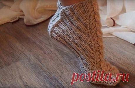 Следки на 2х спицах без шва Первым делом необходимо промерить ногу.Это будет влиять на размер петель.Их количество должно быть нечетным.Первым делом необходимо промерить ногу1. Если планируется вязание на ногу взрослого человека, то число это будет находиться в рамках 40 &mdash; 60.Вначале вяжется верх, затем...