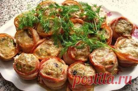 Вкусная горячая закуска «Буржуй в телогрейке» - медиаплатформа МирТесен Буржуй в телогрейке — это блюдо настоящая бомба. Вкус просто объедение, а аромат стоит такой, что даже самый сытый не сможет удержаться. К тому же готовятся они очень просто. Продукты: Фарш — 600 гр Хлеб -1 булка Лук репчатый — 2 головки Молоко — 1 стакан Соль, перец — по вкусу Сыр — 100 гр Бекон —...