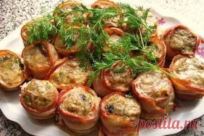 Вкусная горячая закуска «Буржуй в телогрейке» - медиаплатформа МирТесен Буржуй в телогрейке — это блюдо настоящая бомба. Вкус просто объедение, а аромат стоит такой, что даже самый сытый не сможет удержаться. К тому же готовятся они очень просто. Продукты: Фарш — 600 гр Хлеб -1 булка Лук репчатый — 2 головки Молоко — 1 стакан Соль, перец — по вкусу Сыр — 100 гр Бекон —...
