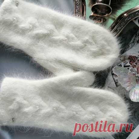 Елена Андрюшина

Варюшата
⠀
Материалы:
⠀
Ангора(Китай) 800 /100 в три нити - 70гр.
Бусины - 12 шт.
Спицы 4
Маркеры
Крючок 1 и 3
Игла
⠀
Ход работы:
⠀
Правая варежка
⠀
1. Набираем 40 петель (20 - ладонь, 20 - лицо)
2. Вяжем 3 ряда узором "рис"
3. Вяжем 4 ряда лицевой гладью.
4. Расставляет маркеры: 5лиц, маркер, 10 лиц, маркер, 5лиц.
5. Делаем первый перехлест косы: 5лиц, 4лиц снять на вмпогательную спицу перед работой, делаем 2 прибавки, провязывая из 1 лиц две (4лиц), 4лиц...