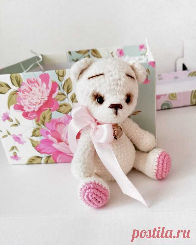 PDF Велюровый Мишка крючком. FREE crochet pattern; Аmigurumi animal patterns. Амигуруми схемы и описания на русском. Вязаные игрушки и поделки своими руками #amimore - медведь, плюшевый медвежонок, мишка из плюшевой пряжи.