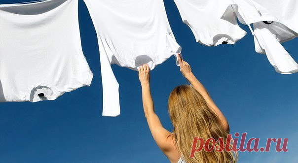 Как отбелить белые вещи? Простые бабушкины рецепты. 1. В ведро с горячей водой добавьте несколько кристалликов марганцовки (вода должна стать чуть розоватой) и примерно 200 грамм стирального порошка. Положите выстиранную одежду, перемешайте и накройте …