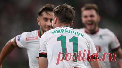 Баловни фортуны: карате-удар Миранчука на 98-й минуте помог «Локомотиву» уйти от поражения в Краснодаре. «Краснодар» и «Локомотив» разошлись миром в матче пятого тура РПЛ. Южане владели преимуществом в первом тайме, но не сумели открыть счёт, несмотря на то, что арбитр назначил в ворота гостей пенальти. Сразу после перерыва Ильзат Ахметов добил мяч в ворота после очередного спасения Ильи Лантратова и вывел лидера РПЛ вперёд. Но подопечные Михаила Галактионова во втором матче чемпионата подряд…
