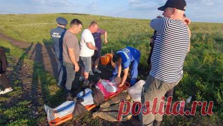 Мужчина на параплане рухнул на туристку, отдыхавшую на горе в Башкирии. В Башкирии летавший на параплане мужчина совершил жесткую посадку на голову девушке и отправил ее в больницу. Об этом сообщает МЧС России. По информации министерства, инцидент произошел на горе Торатау в Ишимбайском районе. Мужчина на ...