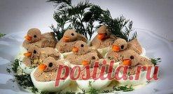 Фаршированные яйца. Идеи подачи+варианты начинки
Фаршированные яйца могут оказаться кстати и на праздничном столе, и на пикнике. Прежде всего, надо сварить яйца вкрутую, сразу же переложить их в холодную воду, чтобы скорлупа легко счищалась и не прилипала к белку. Затем, разрезав яйца на половинки, выковырять желток. Желток будем использовать для начинки. Начинку выбираем на свой вкус. Это могут быть овощи, грибы, рыба или морепродукты, мясо. Наполнив яичные половинки начи...