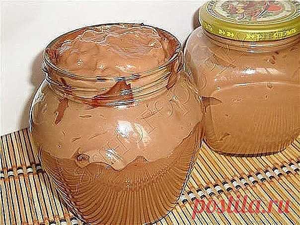 Вкуснятинка!
-1 стакан молока (250 мл)
-3 стол.ложки какао порошка
-3 стол.ложки сахара
-3 стол.ложки муки
-70-80 грамм сливочного масла
Ставлю кастрюльку, наливаю молоко, кладу сахар,муку и какао.
Включаю плиту и периодически помешиваю веничком для взбивания, иначе на дне начинает прилипать мука. 
Закипело, запыхало, проварила с минуту и отставила с огня.
Минут 20 дадим остыть. 
Теперь кладем кусочки масла и размешиваем хорошо, сразу масса заблестела. 
Сверху натираю на т...