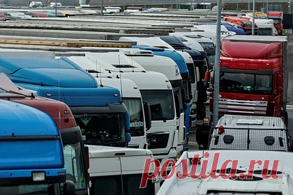 2,5 тысячи грузовиков застряли в очереди на границе Украины с Польшей. На границе Украины с Польшей в очереди застряли 2,5 тысячи грузовых машин из-за акции на подъездных путях с польской стороны, блокирующей движение на четырех направлениях в сторону Украины. Заблокировано движение транспорта на четырех направлениях пунктов пропуска Краковец, Ягодин, Шегини и Рава-Русская.