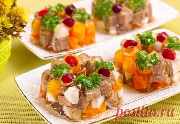 ВКУСНОЕ ЗАЛИВНОЕ К ПРАЗДНИКУ: ТОП-9 ВАРИАНТОВ
Выбирай любой рецепт и готовь 

1) Холодец из говядины

ИНГРЕДИЕНТЫ:
● говяжья голяшка с костью 1.5 кг
● лук 2 шт.
● душистый перец 10 шт.
● лавровый лист 2 шт.
● чеснок 8 долек
● говяжьи ребра 1 кг
● морковь 2 шт.
● черный перец горошком 10 шт.
● соль 1 ч.л.

ПРИГОТОВЛЕНИЕ:
Мясо с костями положить в кастрюлю и залить тремя литрами холодной воды. Кастрюлю нужно подобать так, чтобы мясо было покрыто водой.На большом огне довести...