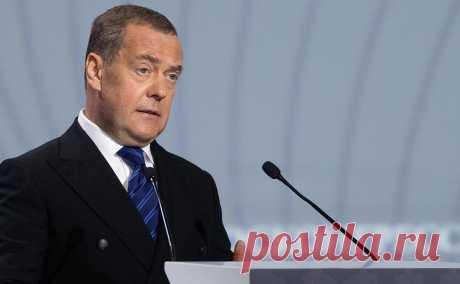 Медведев гарантировал возмездие всем, кто его ждет. Медведев обратился ко всем, кто «переживает и ждет возмездия», отметив, что оно неизбежно. Переговоры в Стамбуле, по его словам, нужны для скорейшей победы российской армии