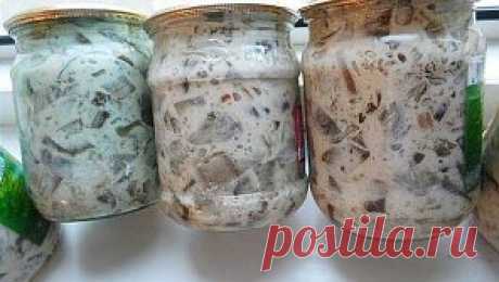 Баклажаны в майонезе со вкусом грибов. Обалденная штука! 
На 5 кг синих
800 гр любого майонеза,
1 пачечка грибной приправы,
1,5 кг лука.
Синие очистить, порезать кубиками, прокипятить 5 мин в воде. отдавить воду и обжарить на раст. масле. отдельно пережарить лук. все смешать и в баночки.
Стерилизовать 0,5 л - 30 мин., закатать.
Синие и воду не солить, хватает приправы. Долго возиться, но счень вкусные. Вкус жареных грибов с майонезом.