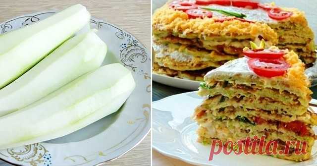 Кабачковый торт: вкуснятина, которую вы еще не пробовали! 
Ингредиенты: 
Кабачки – 1 кг 
Яйца – 5 шт 
Помидоры – 300 г 
Мука цельнозерновая - 1 ст 
Йогурт натуральный – 350 г 
Чеснок – 10 г 
Сыр – 150 г 
Зеленый лук – 10 г 
Соль, перец – по вкусу 
Приготовление: 
Кабачки натрите на тёрке и отожмите лишний сок. Добавьте 5 яиц, немного соли, молотого чёрного перца и хорошо перемешайте. Добавьте муку. Тщательно смешайте компоненты теста. Тесто должно получиться густым, как дл...