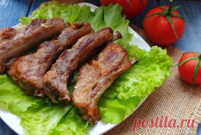 Свиные ребрышки в горчично-медовом соусе 

 
Ингредиенты:Свинина (ребра) — 1 кгЛук репчатый — 1 шт.Помидоры —200 гЧеснок — 2 шт.Мед — 1 ст. л.Масло растительное — 100 млГорчица — 2 ст. л.Перец черный — 1 щепоткаПаприка (молотая) — 1 щепоткаС…