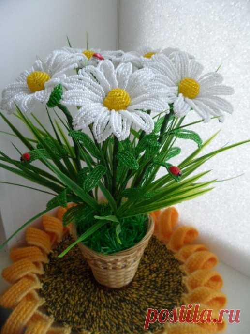 Ромашки из бисера Ромашки из бисераВыбирайте нежные оттенки желтого и зеленого, близкие к цвету настоящих ромашек.